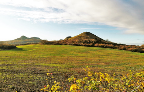 Panorama krajiny Českého středohoří viděná z vrchu Šibeník