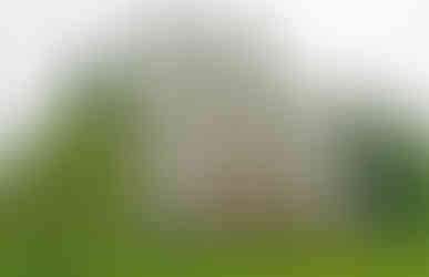 Pohled na zámek Trmice ze zámecké zahrady