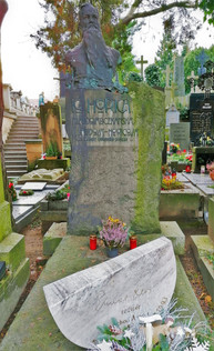 Netradiční náhrobní kámen režiséra Elmara Klose na pražském Vyšehradě