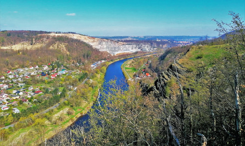 Zbraslavský kamenolom viděný z Vyhlídky na Zvolské homoli