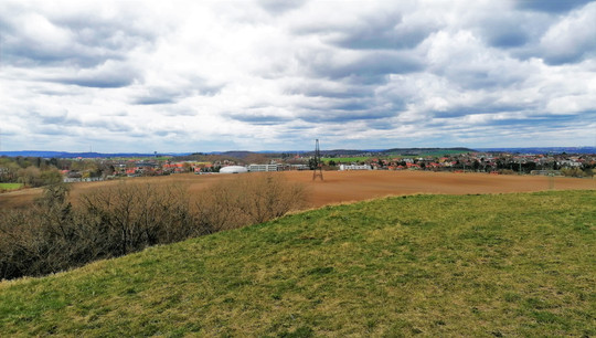 Pohled na Dolní Břežany z vrcholu Kamínku