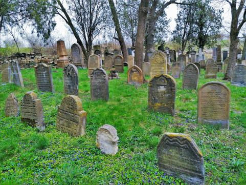 Na libochovickém židovském hřbitově je vidět na umístění náhrobků, jak postupovala doba