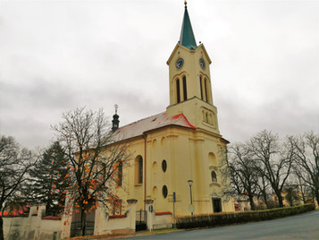 Mníšecký kostel svatého Václava se chlubí pseudorománskou padesátimetrovou věží, která doplňuje barokní stavbu kostela