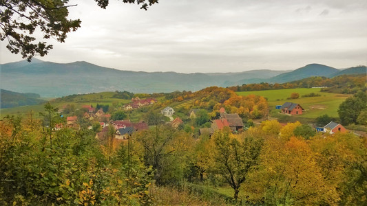 Zřícenina hradu Kamýk poskytuje malebný pohled na stejnojmennou obec