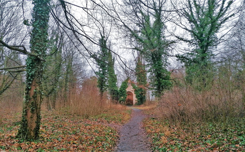 Jeden z hrobů nechala v 90. letech 20. století otevřít a exhumovat ostatky i britská premiérka Margaret Thatcherová, jednalo se o hrob příbuzného jejího manžela