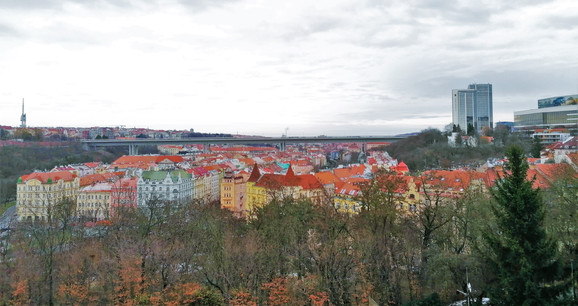 Z vyhlídky Gorlice na Vyšehradě si uděláme ideální představu o hloubce Nuselského údolí