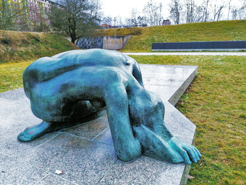 Ústředním uměleckým dílem na Kobyliské střelnici je bronzová socha Plačící ženy od sochaře Miloše Zety