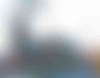 I přes změť dopravního značení působí kostel svaté Ludmily na náměstí Míru vskutku velkolepým dojmem