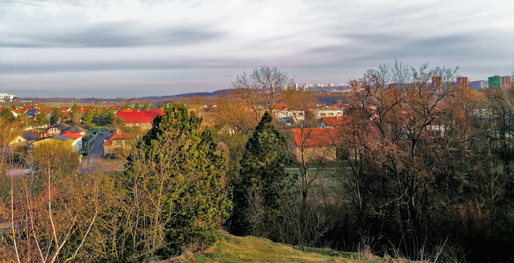 Pohled z vyhlídky Křeslice směrem na Petrovice