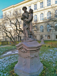 Další zpodobění ročních období v sochaře výzdobě zahrady Michnova letohrádku - bohyně Artemis zpodobňuje jaro a zima je představována bohem Apollónem