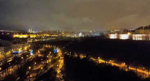 Štědrý večer přinesl mnoho rozsvícených světel do Nuselského údolí a i vzdálený ohňostroj, foceno z Nuselského mostu