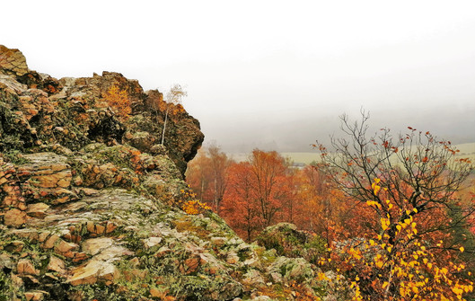 Černolické skály tvoří výraznou dominantu nad obcí Černolice