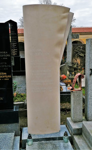 Náhrobek ve tvaru smotaného filmového scénáře patří na pražském Vyšehradě režisérovi Václavu Vorlíčkovi