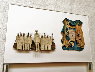 Šimona z Kyrény, pomáhajícího nést kříž má tvář osvětimského vězně františkána Maxmiliána Kolbe, který dobrovolně šel na smrt za jiného vězně;Veronika podávající Ježíši roušku je zpodobněna hladovějícími ve slumech