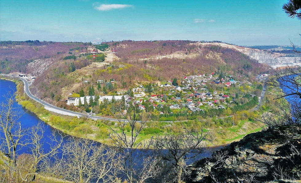 Ohbí řeky Vltavy z Vyhlídky na Zvolské homoli