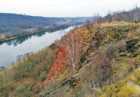 Z vyhlídky Zámky vidíme až k Roztokám u Prahy