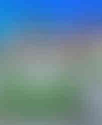 Květuška obdivuje sochu boha Herma s malým Dionýsem, kterou najdeme na nádvoří zámku v Roztokách