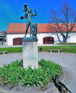 Květuška obdivuje sochu boha Herma s malým Dionýsem, kterou najdeme na nádvoří zámku v Roztokách