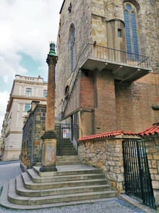 Vstupní areál do kostela svatého Václava na Zderaze