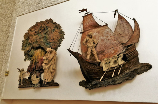 První dvě zastavení netradiční Lhotské křížové cesty; Hřib atomové exploze odkazuje na smrtelnou úzkost Ježíše v Getsemanské zahradě; Galéra s přikovanými otroky k veslům je pak symbolikou Ježíšova bičování