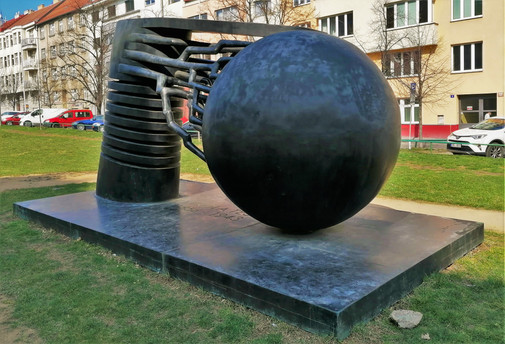 Bronzový pomník Nikola Tesly v pražských Dejvicích