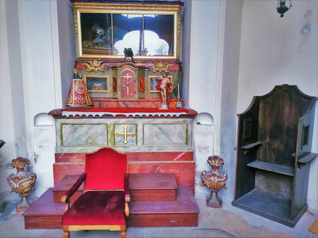 Pohled do severozápadní rohové ambitové kaple svatého Vojtěcha u kostela Panny Marie Vítězné; tato ambitová kaple je ze všech nejstarší