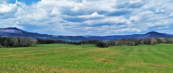 Od Hradiště Hrádek vidíme lom na Kubačce na levém břehu Labe, na pravém břehu lom Deblík