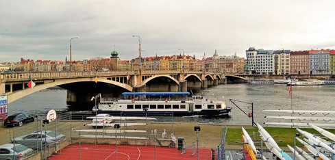 Jiráskův most při pohledu z Prahy 5 směrem na Tančící dům na Prahu 2