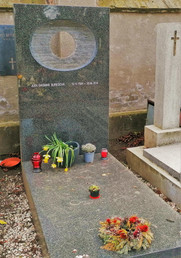 Věčný odpočinek nalezla na střešovickém hřbitově i politička Dagmar Burešová