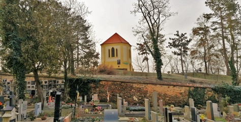 Modřanská zvonice jak je vidět ze hřbitova u kostela Nanebevzetí Panny Marie ve čtvrtém pražském obvodě