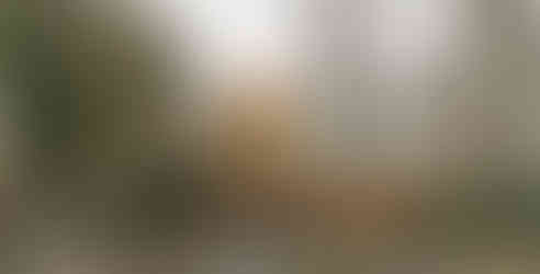 Modřanská zvonice jak je vidět ze hřbitova u kostela Nanebevzetí Panny Marie ve čtvrtém pražském obvodě