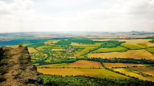 Tak nádherný pohled se nachází při pohledu ze zříceniny Košťálov
