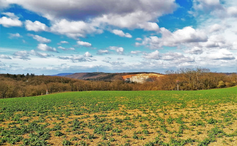 Druhou lokalitu, kterou můžeme spatřit při pohledu od svahů keltského oppida Závist je televizní vysílač Cukrák na opačném břehu Vltavy