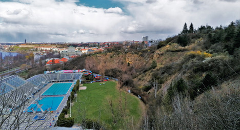 Plavecký areál v Podolí, silueta Vyšehradu a výškových budov na Pankráci