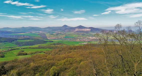 Pohled na Milešovku a Kletečnou z vrcholové partie hory Plešivec