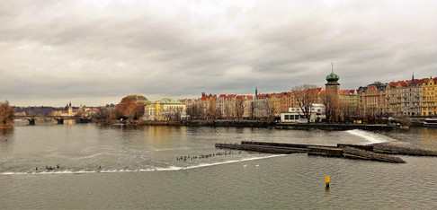 Pohled na Šítkovský jez na Vltavě