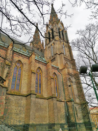 Přísné věže kostela svaté Ludmily na pražském náměstí Míru