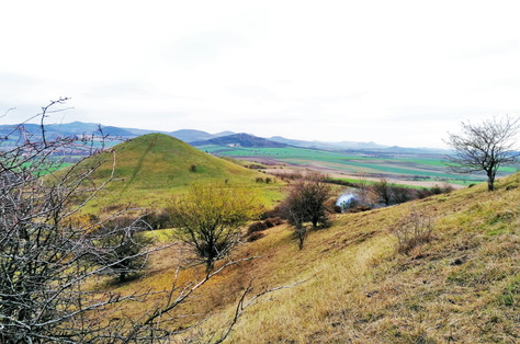 Z Křížového vršku je krásný pohled na menšího bratříčka Malý vrch