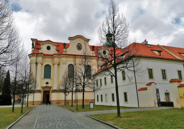 Pohled na vnitřní nádvoří kláštera benediktinů na Břevnově