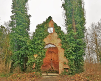 Rozpadající se hřbitovní kaple na ústavním hřbitově v Bohnicích