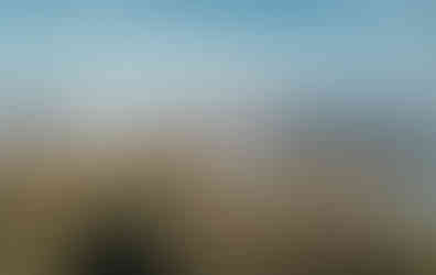 Pohled z Oltáříku východním směrem na obec Děkovka a na vrch Plešivec nad ní; nejvíce vpravo dominuje pohledu vrch Košťálov