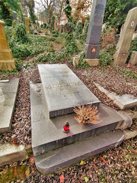 Hrob Ladislava Stroupežnického na pražských OlšanechGalerie: Olšanské hřbitovy