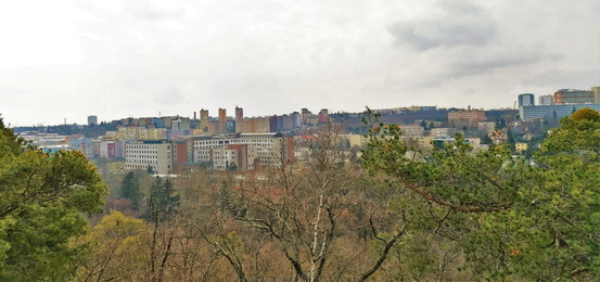 Sídliště na jižní straně města z Vyhlídky Krčský les I