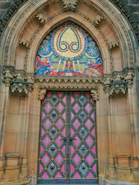 Mozaiková výzdoba nad vchodovými dveřmi baziliky svatých Petra a Pavla na Vyšehradě