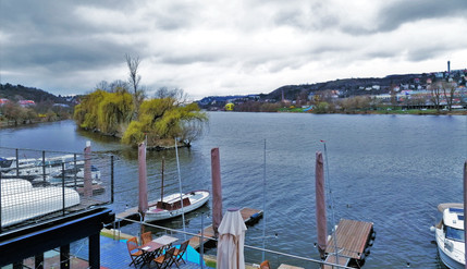 Veslařský ostrov uprostřed Vltavy