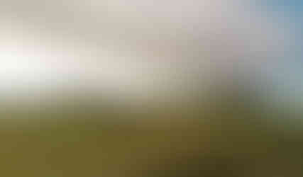 Šibeník je vysoký jen 344 metrů, ale je z něj krásný výhled na větší bratry - Malý vrch a Křížové vršky; pozadí tvoří Brdov, Srník a Oblík