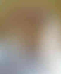 Detail výmalby ambitu a v pozadí snímku vstup do ambitové kaple Nejsvětější Trojice, která u kostela Panny Marie Vítězné vznikla jako třetí v pořadí