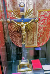 Ukázka slavnostního ornátního roucha z pokladu Vyšehradské kapituly