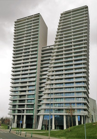 30ti podlažní budova V Tower je nejvyšším obytným domem v Praze