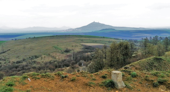 Král Českého středohoří - Hazmburk při pohledu z vrcholu Rohatce